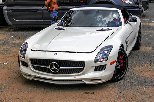 Siêu xe SLS GT AMG mui trần đầu tiên tại Việt Nam xuất hiện trên đường phố Sài Gòn, với bảng số mới đăng ký.