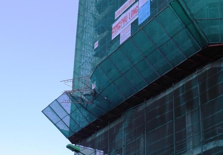 Gió xoáy làm sập giàn giáo công trình cao tầng