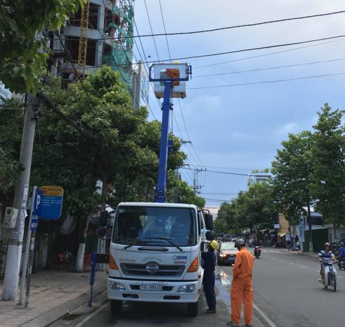 Công ty Cổ phần Điện lực Khánh Hòa sửa điện trên đường Yersn