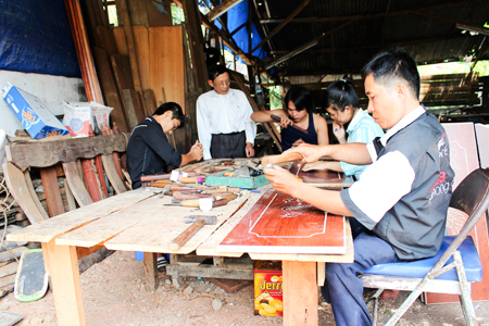 Người khuyết tật học nghề mộc ở cơ sở của Hội Người khuyết tật huyện Diên Khánh