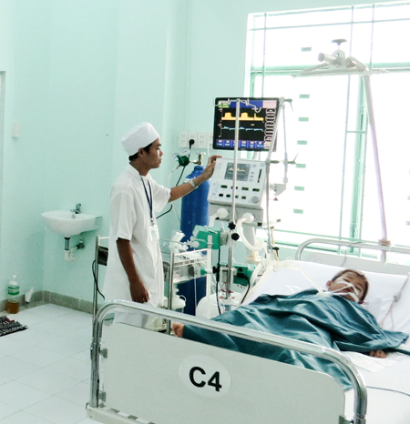 Các bác sĩ Bệnh viện Bệnh nhiệt đới tỉnh điều trị cho các bệnh nhân