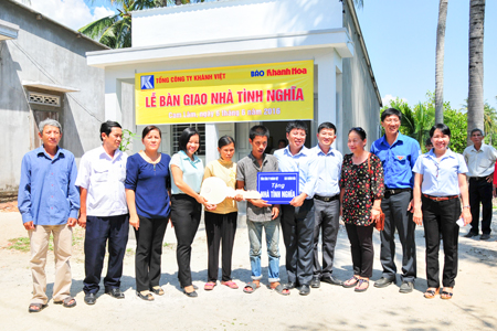 Bàn giao nhà tình nghĩa cho hộ nghèo xã Suối Cát