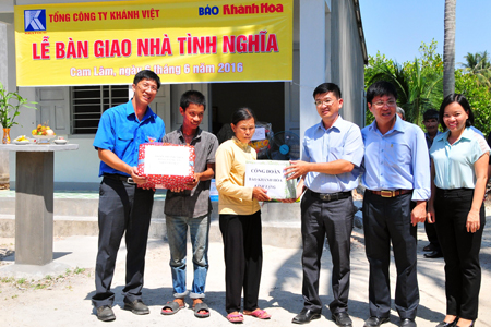 Công đoàn Báo Khánh Hòa, Đoàn Thanh niên Tổng Công ty Khánh Việt tặng quà động viên gia đình