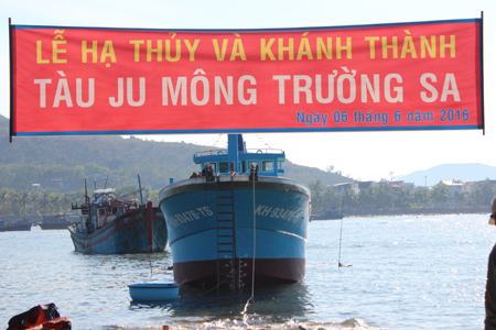 Hạ thủy tàu cá vỏ composite Ju Mông Trường Sa