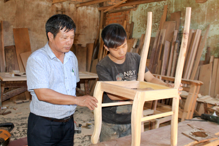 Cán bộ Hội Cựu chiến binh phường Phước Long thăm nơi sản xuất của Công ty TNHH Đỗ Minh Đoan. 