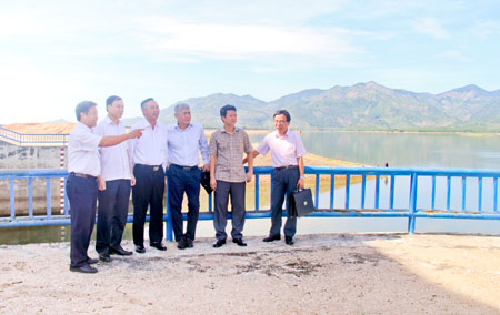 Kiểm tra thực địa hồ chứa nước Suối Dầu.