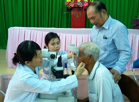 Hơn 200 người cao tuổi thôn đảo Bình Ba và Bình Hưng được khám mắt miễn phí