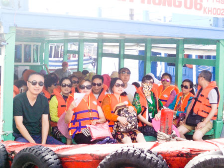 Hành khách chấp hành tốt việc mặc áo phao trước khi tàu rời bến.