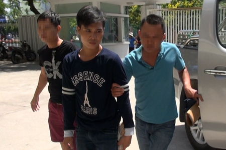 Tịnh bị dẫn giải về cơ quan công an.