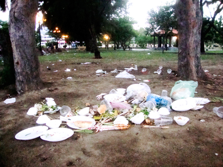 Xả rác trong công viên