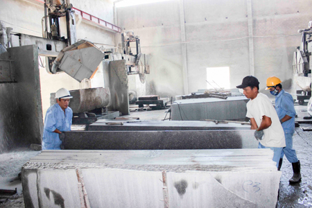 Sản xuất đá Granite tại Công ty Cổ phần  Thuận Đức (xã Vạn Khánh,  huyện Vạn Ninh)
