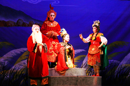 Tổng duyệt vở tuồng "Chuyện tình bên tháp cổ"