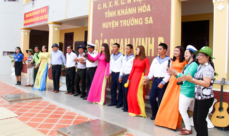 Mang tiếng hát đến đảo xa