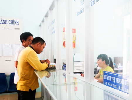 Người dân đến làm thủ tục hồ sơ tại UBND xã