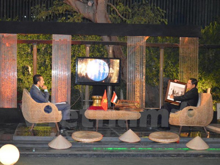 Đại sứ Đỗ Hoàng Long giới thiệu bức ảnh Chủ tịch Hồ Chí Minh đến thăm Kim tự tháp Sakar (Ai Cập) năm 1946. (Ảnh: Nguyễn Trường/Vietnam+)