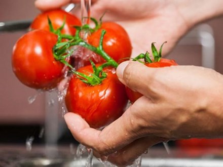 9 thực phẩm dễ nhiễm bệnh khi ăn