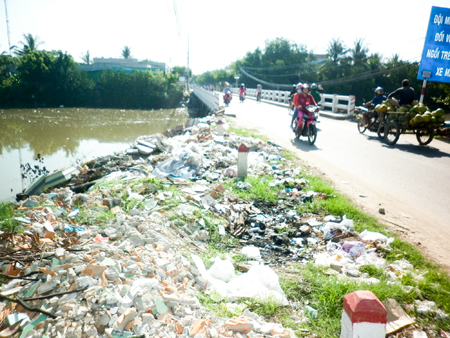 Mất đẹp nơi cầu Huyện