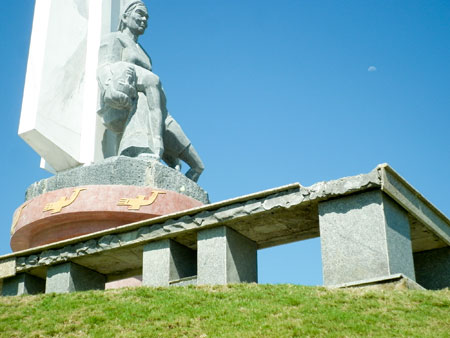 Lan can tượng đài bị hư hỏng