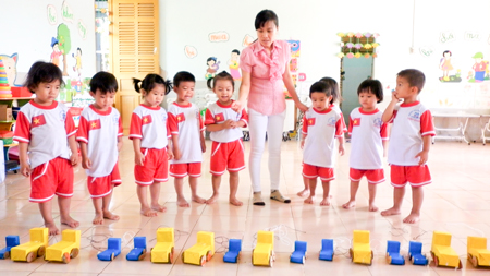 Cô và cháu Trường Mầm non Diên Phú