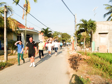 Phụ nữ xã tham gia Ngày chạy Olympic
