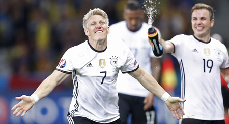 Tuy đã lớn tuổi, nhưng Bastian Schweinsteiger vẫn là tấm gương để lớp đàn em tại đội tuyển Đức noi theo.