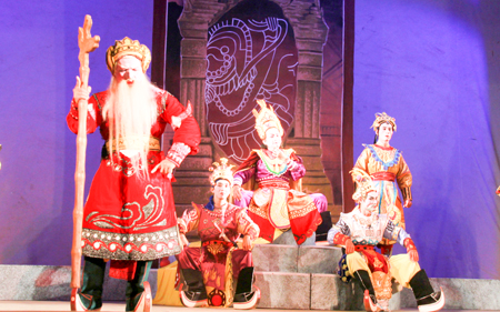 Cảnh trong vở diễn Chuyện tình bên tháp cổ