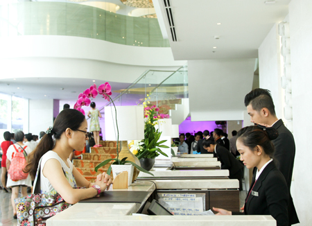 Du khách làm thủ tục nhận phòng tại một khách sạn 4 sao ở Nha Trang