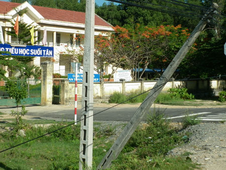 Trụ điện nghiêng đổ