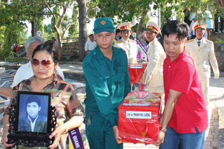 Quy tập 4 hài cốt liệt sĩ về Nghĩa trang liệt sĩ Hòn Dung