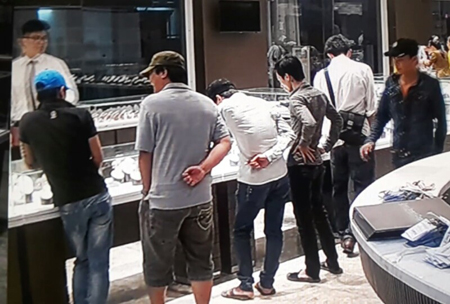 Nhóm người đến tìm gặp ông Minh tại Chi nhánh Công ty Ngọc trai Long Beach Pearl (cắt từ camera an ninh)