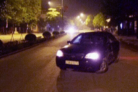 Lại chặn xe ô tô, cướp tài sản lúc nửa đêm