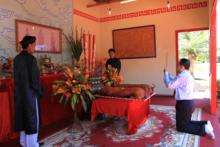 Le Huu Hoang, Department of Finance Director, Chairman of Council of Members of Khanh Hoa Salangane Nests Company, thurifying at worshipping temple.