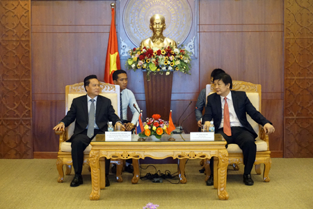 Lãnh đạo tỉnh tiếp đoàn công tác của tỉnh Bo-ly-khăm-xay (Lào)