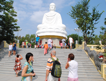 Khách tham quan chùa Long Sơn