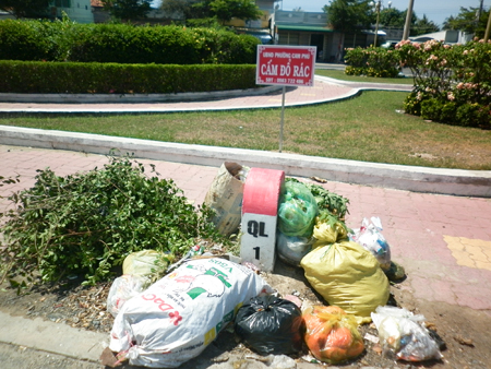 Đổ rác bừa bãi nơi biển cấm