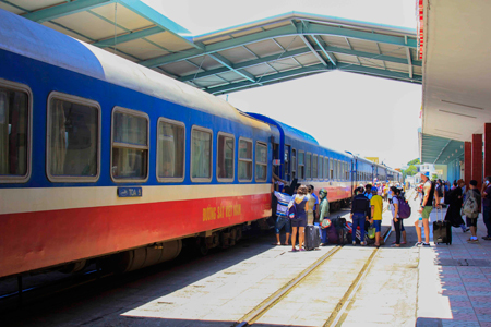Hành khách đi tàu tại Ga Nha Trang