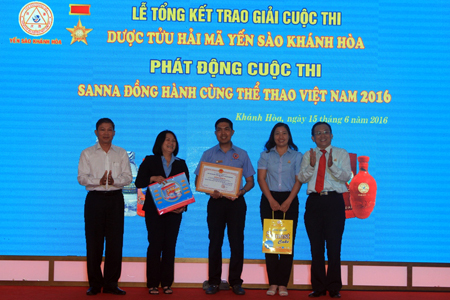 Lãnh đạo Công ty Yến sào Khánh Hòa và Sở  Công Thương trao giải nhất cuộc thi “Dược tửu  hải mã Yến sào Khánh Hòa”