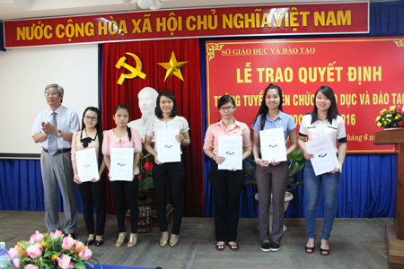 Ông Lê Tuấn Tứ, Giám đốc Sở Giáo dục và Đào tạo trao quyết định tuyển dụng cho các thí sinh. 