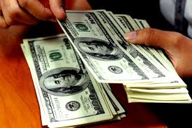 Giá USD ngân hàng thương mại tăng, tỷ giá trung tâm giảm