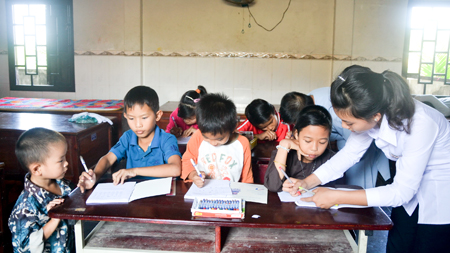 Em Nguyễn Thị Kim Phụng dạy học cho các em nhỏ ở mái ấm