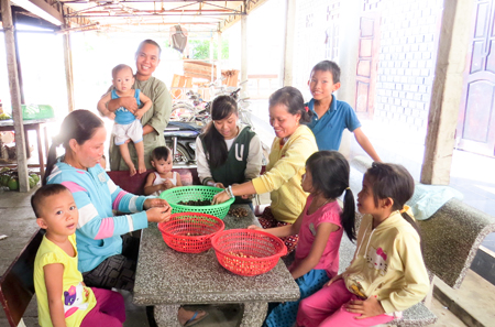 Các thành viên trong mái ấm chuẩn bị bữa cơm tối