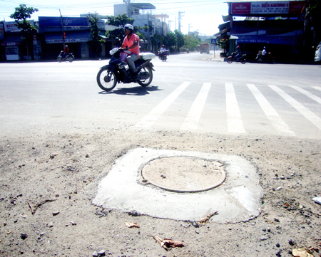 Đã khắc phục hố nguy hiểm giữa đường