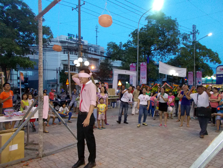 Khách hàng tham gia trò chơi đập niêu