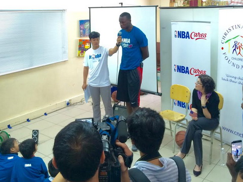 Gorgui Dieng thoải mái giao lưu với các em nhỏ.Ảnh: Hằng Giang