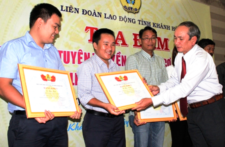 Ông Nguyễn Hòa - Chủ tịch Liên đoàn Lao động tỉnh tặng bằng khen cho các tập thể, cá nhân