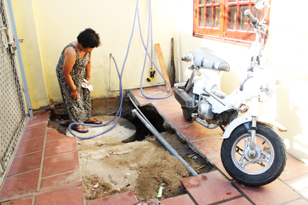 Tuy đã đổ 30m3 cát nhưng phần sụt lún nhà bà Chính vẫn còn nham nhở