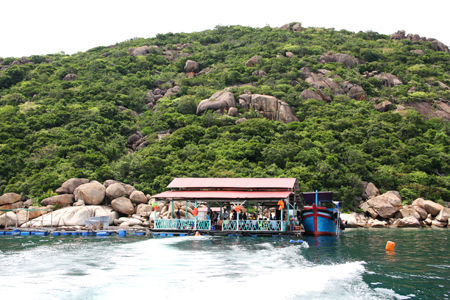 Một bè du lịch ở khu vực đảo Bình Ba (Cam Ranh)