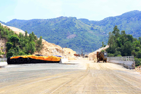 Thi công trên tuyến chính dẫn vào hầm đèo Cả