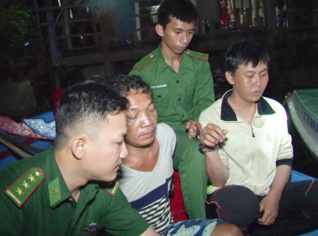 Lực lượng Bộ đội Biên phòng bắt quả tang ngư dân Sáng và Quang (ảnh lớn) và 10kg thuốc nổ được ngư dân mang ra biển đánh bắt hủy diệt bị thu giữ