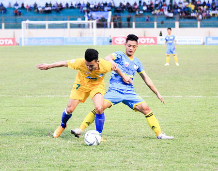 Sanna Khánh Hòa Biển Việt Nam (bên phải) quyết tâm có điểm trước Sông Lam Nghệ An